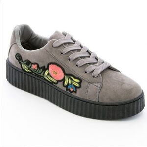 𝅺Women’s Gray Floral Embroidered Sneakers